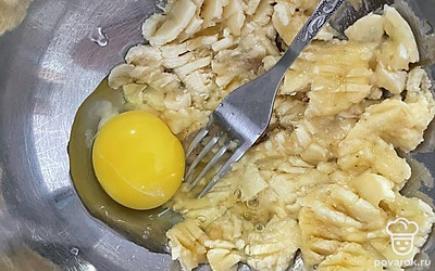 Добавить яйцо к размельченным бананам.