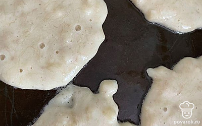 Выложить в разогретую сковородку по ложке теста. Обжарить с двух сторон до готовности. 