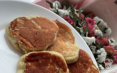 Подавать на стол вместе с вареньем, сгущенкой, джемом на завтрак.