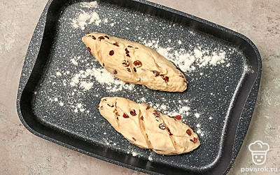 Сформируйте багеты. Через полчаса смажьте руки растительным маслом, остатки вылейте в миску. Обомните тесто, выложите на рабочий стол, разделите на две части, раскатайте каждую в рулет. Включите духовку на 200 градусов. Уложите изделия на противень, сделайте неглубокие поперечные надрезы, отправьте выпекаться на 30 минут.