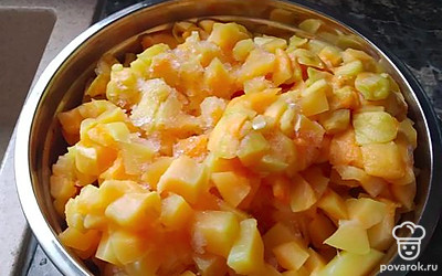 Кабачок помыть, почистить от кожуры, нарезать кубиками.