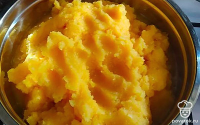 Нарезанные кабачки положить в блендер и измельчить до состояния пюре. 