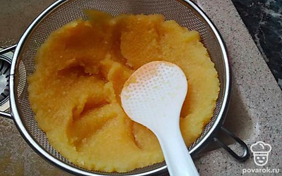 В дуршлаг переложить пюре из кабачков и надавливать ложкой, пока не уйдет вся жидкость.