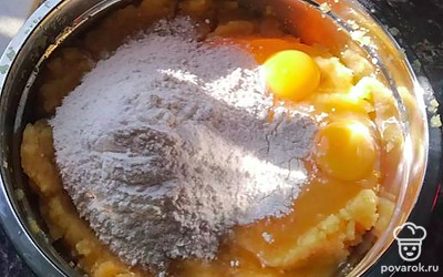 К отжатому пюре из кабачков добавить муку и 2 яйца. Посолить.