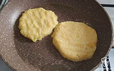 Оладушки выложить на сковороду с растительным маслом, предварительно хорошо её разогрев. Жарить до золотистой корочки с двух сторон. Подавать горячими вместе со сметаной.