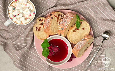 Багет разломайте на кусочки, положите в хлебницу. Подайте к любому горячему напитку, например, какао.