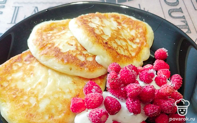 Творожные оладьи с земляникой — Рецепт с фото