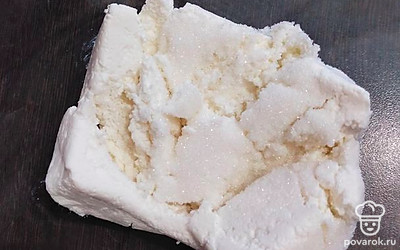 Творог смешайте с сахаром.
