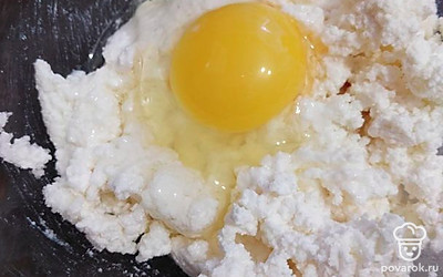 Добавьте яйцо и ещё раз перемешайте.