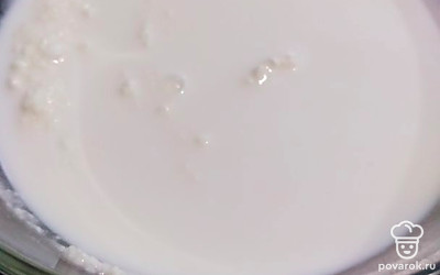 Налейте молоко и снова перемешайте.