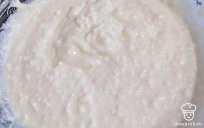 Добавьте муку, перемешайте. Получилось густое тесто.