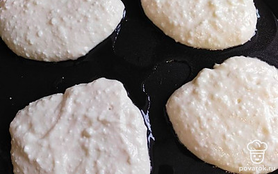 На разогретую сковороду налейте немного подсолнечного масла, ложкой выложите тесто. Обжаривайте до золотистого цвета с обеих сторон.