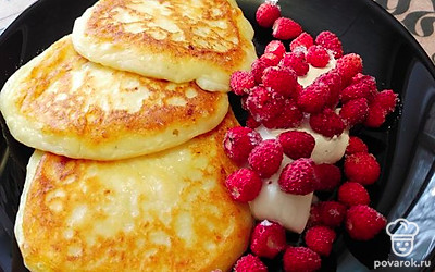 Подавайте оладьи со сметаной и свежими ягодами. Приятного аппетита!