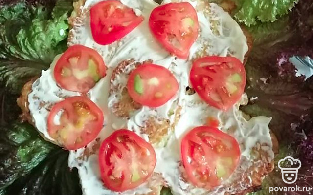 Оладьи из кабачков со сметаной и помидорами — Рецепт с фото