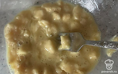 Очищаем банан от кожуры и разминаем вилкой. Взбиваем вместе с яйцом.