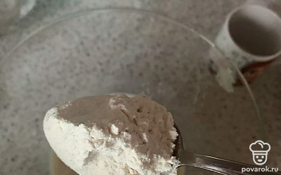 Добавляем 5 столовых ложек муки и перемешиваем.