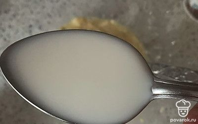 Добавляем в смесь молоко и также тщательно перемешиваем тесто.