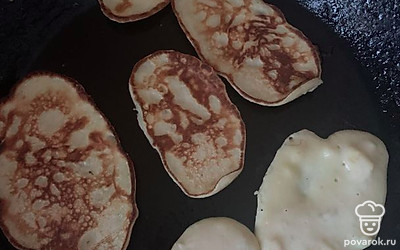 Разогреваем сковородку и наливаем ложечкой тесто. Как края оладушек начинают румянится, переворачиваем другой стороной.