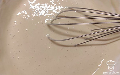 Смешайте ряженку и яйцо, добавьте сахар и размешайте венчиком до растворения. Добавьте муку, соль и соду, взбивайте, чтобы не было комочков. 