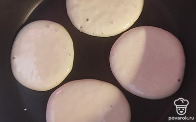 Смажьте сковороду маслом, поставьте на медленный огонь. На разогретую сковороду начните выкладывать смесь. 