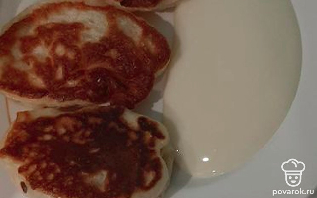 Вкусные, пышные дрожжевые оладушки на молоке — Рецепт с фото
