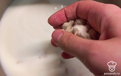 Подогреть молоко до температуры 35-40 градусов, добавить в молоко дрожжи, хорошенько перемешать. 