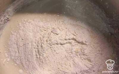 Добавить постепенно просеянную муку, замесить тесто. Убрать тесто в теплое место на 45 минут.