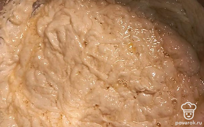 Взбить яйца с сахаром и солью. Добавить в тесто яичную смесь и хорошенько замесить тесто. Убрать снова тесто в теплое место на 30 минут.