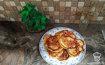 Оладьи с колбасой, сыром и помидорами — Рецепт с фото