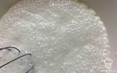 В кефир добавляем соду и уксус.