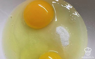 Затем отдельно сахар, соль и два яйца. Взбиваем.