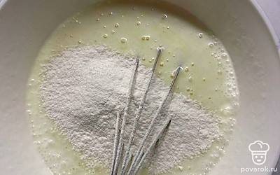 Добавляем муку и смешиваем.