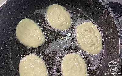 Доливаем масло и выкладываем на сковородку, жарим с обеих сторон.