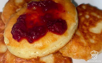 Сверху поливаем вареньем.