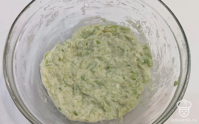 Смешайте все ингридиенты. При необходимости муки добавить можно меньше или больше, чтобы получилась густота жирной сметаны. Дайте постоять тесту минут 10-15.