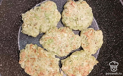 Разогрейте сковороду и обжаривайте оладьи с двух сторон на среднем огне. Масло для жарки используем по желанию, я предпочитаю чуть смазать сковороду подсолнечным маслом.