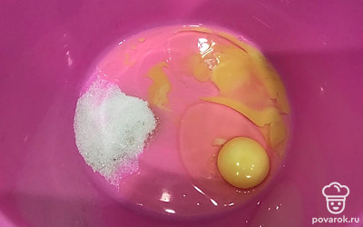 В миске смешайте яйца, сахар и соль.