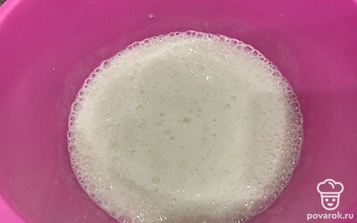 Добавьте теплый кефир.