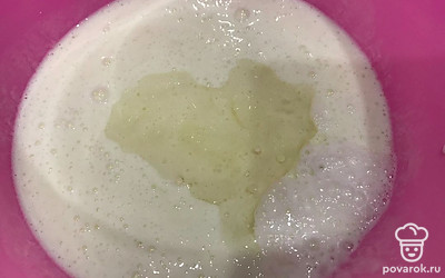 Долейте растительное масло.