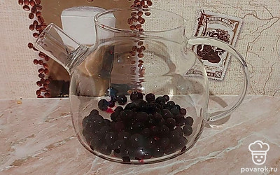 Замороженную смородину предварительно разморозьте. Засыпьте в чайник.