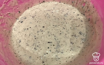 Всыпьте соду, гашенную в уксусе. Хорошо перемешайте тесто, и можно сразу жарить.