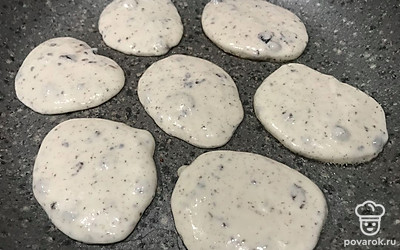 На растительном масле на среднем огне с двух сторон обжаривайте оладьи до золотистой корочки.