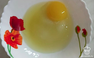 Добавьте в тарелку куриное яйцо, сахар. Все хорошо перемешайте. 