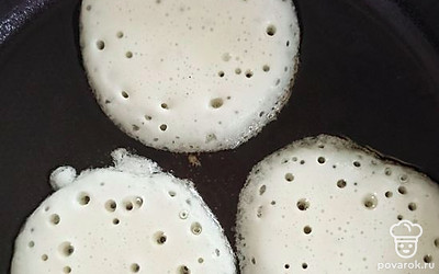 Разогрейте хорошо сковороду, влейте растительное масло. Выложите тесто ложкой на сковороду. Обжаривайте оладьи с двух сторон, до румянлй корочки.