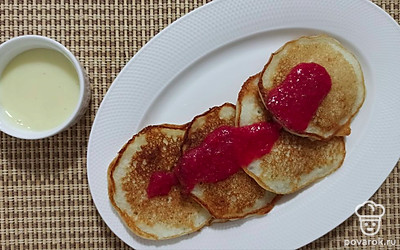 Оладьи подавайте к столу с любимым вареньем, со сгущенным молоком.