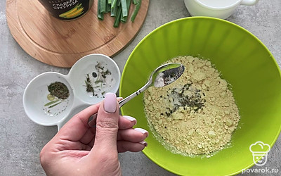 Смешайте сухие ингредиенты в миске (нутовую муку и специи).