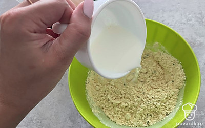 Добавьте молоко любой жирности.