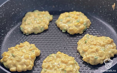 Нагрейте сковороду, добавьте подсолнечное масло по вкусу и жарьте с каждой стороны до готовности (у меня на каждую сторону вышло по 5 минут). Также оладьи можно запечь в духовке при 180 градусах, по вкусу будут напоминать пирожки.