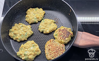 Такие оладьи отлично сочетаются со сметаной! Но мне нравится и без ничего.