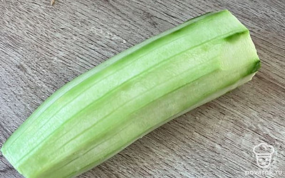 Кабачок очищаем.